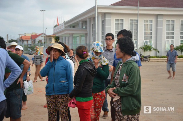 
Những người hàng xóm cùng chờ trên bờ và không cầm được nước mắt.
