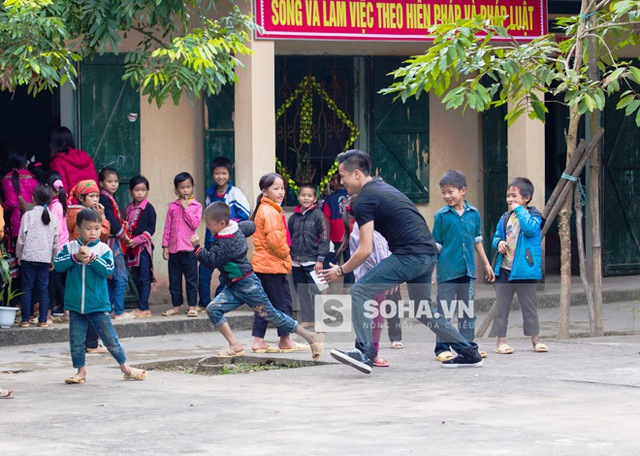 
Nét tinh nghịch của chàng ca sỹ này thể hiện rất rõ nét...
