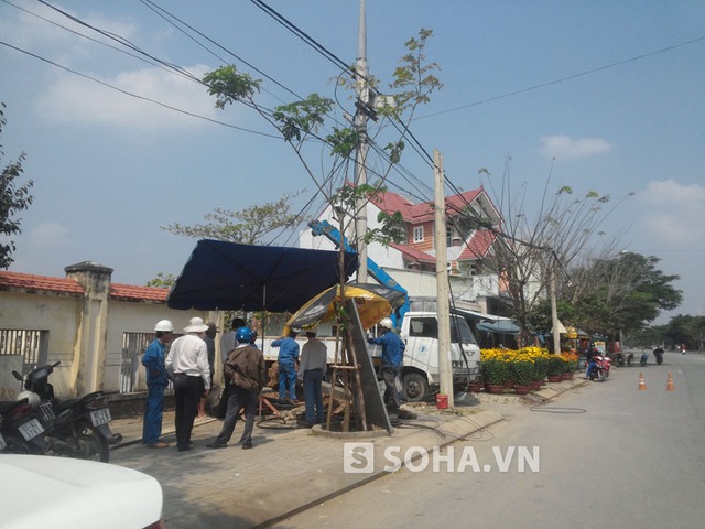 Bên ngoài đường vào, các công nhân đang tiến tháo dỡ một số cột điện để chuẩn bị cho việc san lấp, mở rộng cổng nối vào nơi chọn an táng ông Thanh.