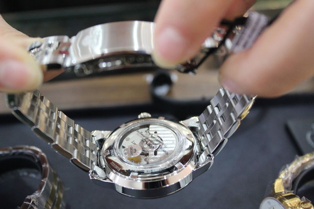 Mặt đáy của phiên bản đồng hồ đặc biệt này có kính và độ chịu nước 5ATM.