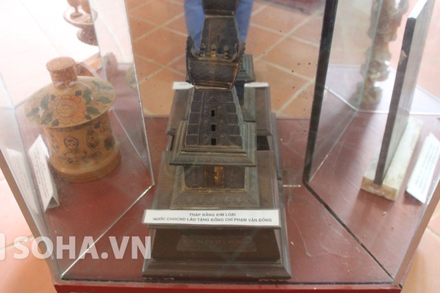Tháp bằng kim loại do nước bạn Lào tặng cố Thủ tướng.
