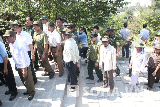 Rất đông các cựu chiến binh, cựu quân nhân, thanh niên xung phong đã cùng về đây tưởng nhớ người anh cả của QĐNDVN.