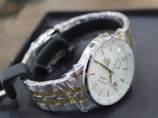 Phiên bản đồng hồ này được sử dụng máy Automatic Movement Orient ER487, với chất liệu vỏ và dây là thép không gỉ. Mặt kính Sapphire với chỉ một kiểu dáng dành cho nam.