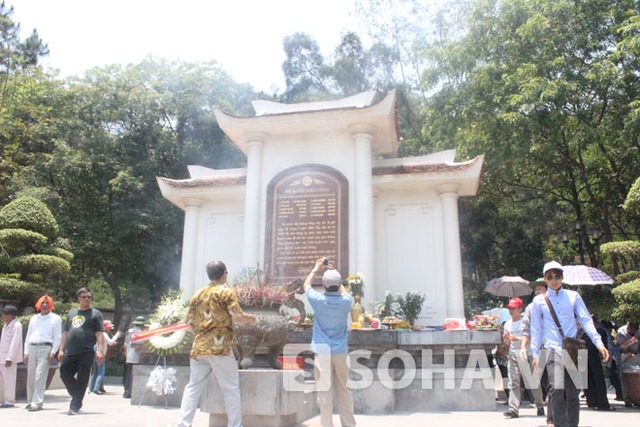 Tại khu du tích lịch sử Ngã ba Đồng Lộc những ngày qua, lượng người về viếng cũng rất đông.
