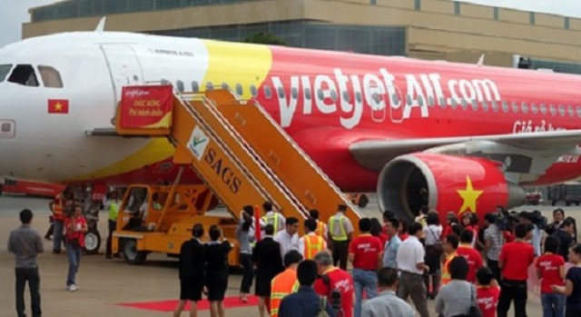 Hành khách chuẩn bị lên máy bay của Vietjet