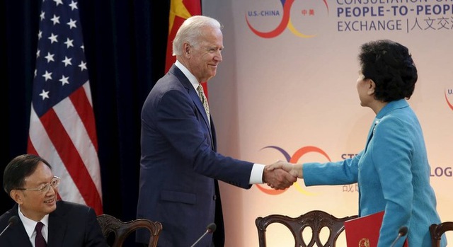 Phó tổng thống Mỹ Joe Biden bắt tay Phó thủ tướng Trung Quốc Lưu Diên Đông tại hội đàm. Ảnh: Reuters