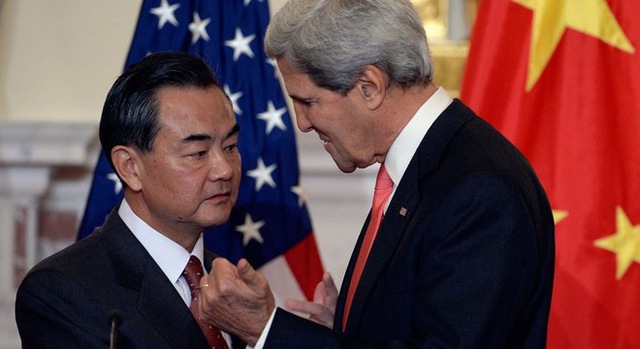 Ngoại trưởng Mỹ John Kerry và Ngoại trưởng Trung Quốc Vương Nghị họp mặt bên lề hội nghị ARF. Ảnh: Reuters