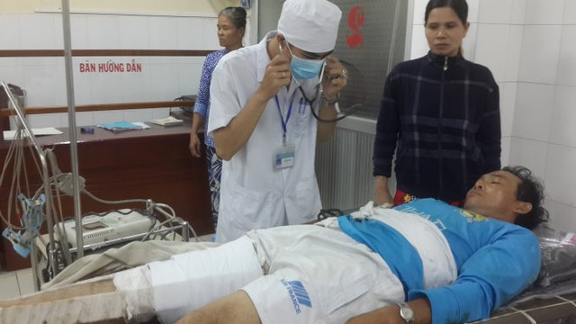 Anh Nguyễn Hùng Cường được chuyển về cấp cứu tại Bệnh viện đa khoa Kiên Giang lúc 21g15 ngày 12-9. Ảnh Khoa Nam/Tuổi trẻ.