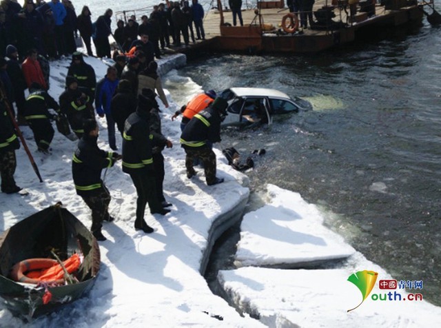 Phải rất khéo léo, lực lượng cứu hộ mới có thể đưa thi thể hai nạn nhân nên bờ, trước khi kéo chiếc xe lên khỏi mặt nước.