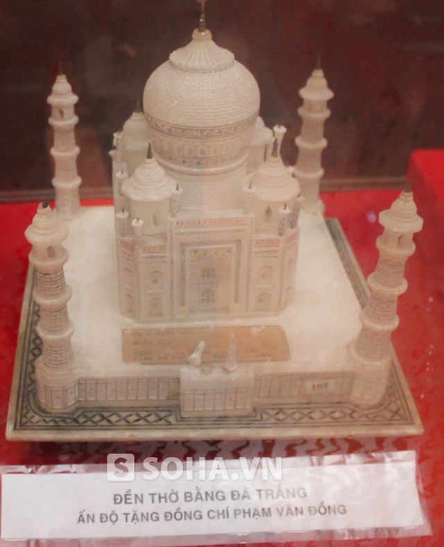 Đền thờ bằng đá trắng do Ấn Độ tặng cố Thủ tướng.