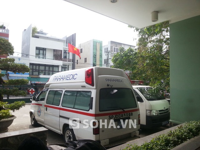 Chiếc xe cứu thương được cho sẽ đưa ông Thanh từ sân bay về bệnh viện.