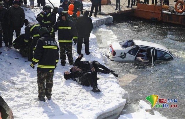 Thi thể hai nạn nhân nằm trên tuyết. Dù đã được tách rời nhưng tư thế hai tay vẫn dang rộng.