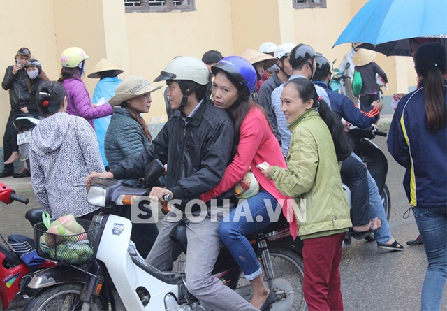 Người hâm mộ mệt mỏi chờ đợi để có thể sở hữu tấm vé xem trận đấu giữa SLNA và HAGL chiều ngày 11/4.