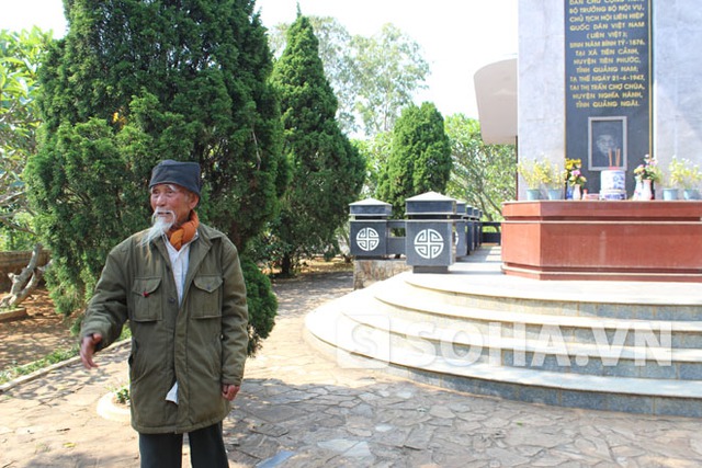 Cụ Nguyễn Tạo trong khuôn viên của khu mộ nhà chí sỹ yêu nước Huỳnh Thúc Kháng.