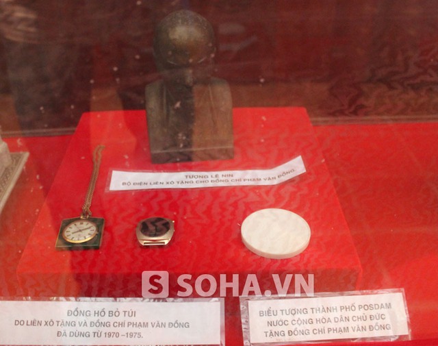 Đồng hồ của Liên Xô (nay là Nga) và CHDC Đức (nay là CHLB Đức) tặng cố Thủ tướng.