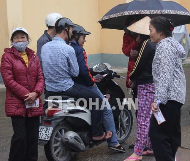 Trước tình trạng dân phe ôm vé đợi đẩy giá lên cao, còn người hâm mộ phải rồng rắn, xếp hàng đợi mua vé, ông Hồ Văn Chiêm - Giám đốc điều hành CLB SLNA giải thích:

“Chúng tôi chỉ phát hành hơn 2000 vé đến tay người hâm mộ trong buổi chiều ngày 11/4. Còn lại khoảng hơn 10.000 vé đã được bán hết qua đường công văn”.

Rõ ràng với cách làm này NHM đang rất bức xúc khi nhu cầu của người hâm mộ bóng đá xứ Nghệ là rất lớn.