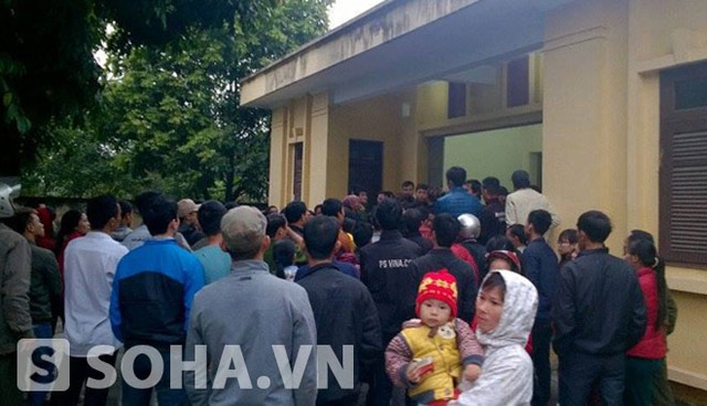 Người nhà anh Duân và người dân túc trực tại nhà xác trung tâm y tế huyện Khoái Châu vào chiều 8/4.