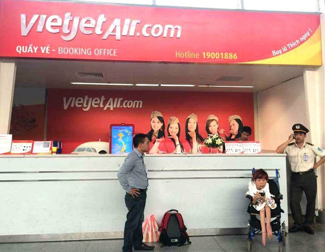 Chị Vân (ngồi xe lăn) ngồi chờ ở sân bay Đà Nẵng vì bị Vietjet từ chối vận chuyển. (Ảnh chị Vân cung cấp)