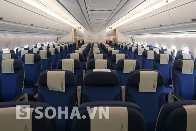 A350 XWB là máy bay tầm xa có kích cỡ trung bình và là thành viên mới nhất của gia đình máy bay thân rộng Airbus. Với cách bố trí 9 ghế mỗi hàng ở khoang thường, mỗi ghế sẽ rộng tới 18 inch.
