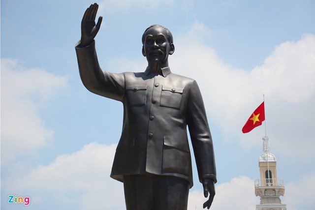 Hình minh họa: Tượng đài Chủ tịch Hồ Chí Minh trước trụ sở UBND TP HCM. (Ảnh: Zing)