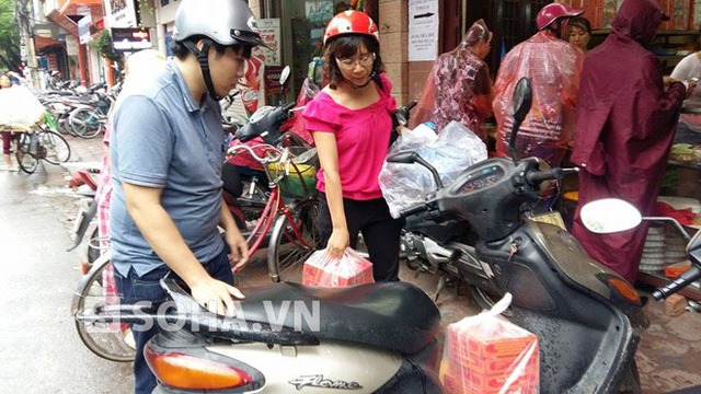 
Khách hàng mua hàng tại cửa hàng bánh trung thu Bảo Phương 183 Thụy Khuê trong chiều 17/9.
