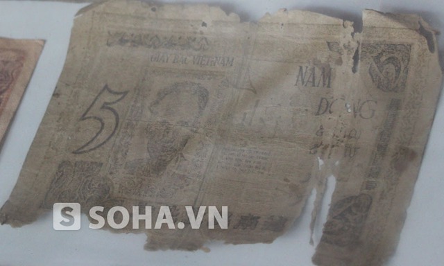 Tờ tiền giấy loại 5 đồng có in hình Chủ tịch Hồ Chí Minh.