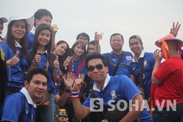 
Các CĐV Thái Lan rất tự tin trước trận đấu.
