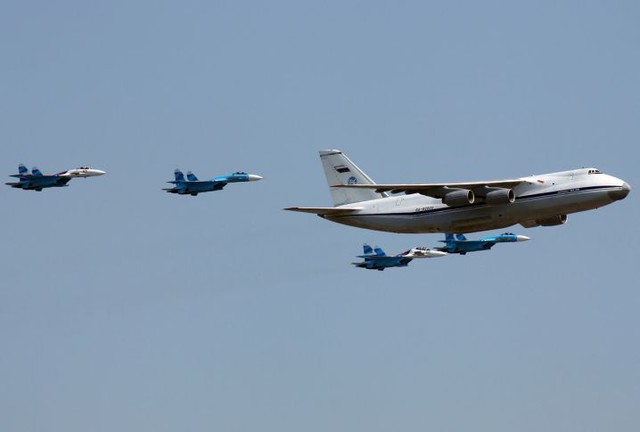 
Các biên đội máy bay chiến đấu bay kèm với máy bay vận tải quân sự của Nga có đăng ký đường bay chính thức đi Syria và cất cánh vào ban đêm. Ảnh minh họa.

