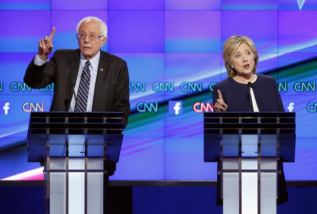 Bernie Sanders vs. Hillary Clinton - tâm điểm của cuộc tranh luận. Ảnh: CNN