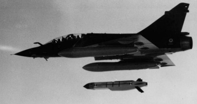 
Tên lửa hành trình phá đường băng Apache phóng từ Mirage 2000N
