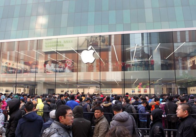 
Người dân Trung Quốc xếp hàng mua iPhone. (Nguồn: Reuters)
