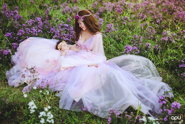 
Để kỷ niệm sinh nhật con gái tròn 1 tuổi, Mai Thỏ cùng bé Suri đã thực hiện 1 bộ ảnh mẹ - con với bối cảnh một thảo nguyên đầy hoa đẹp mắt.
