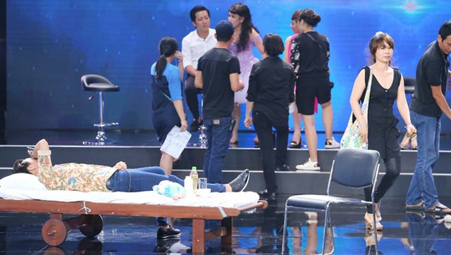 
Mặc kệ Trường Giang, Việt Hương và cả ê-kíp đang bàn bạc diễn xuất, Trấn Thành tranh thủ chợp mắt trên chiếc bàn đạo cụ.
