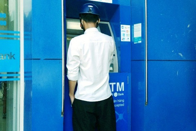 
Cây ATM đóng trên đường Nguyễn Du nơi tài khoản của anh Quỳnh bị người lạ rút trộm. (Ảnh: D.H.)
