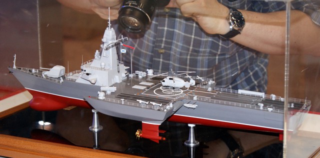 Mô hình khinh hạm 3 thân Rusich-1 trưng bày tại triển lãm IMDS-2015 ở St. Petersburg.