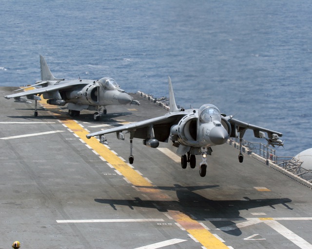 
Máy bay AV-8 Harrier (Anh) có thể cất cánh và hạ cánh thẳng đứng VTOL.
