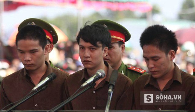 
19h10: Tòa tuyên án. Bị cáo Dương và bị cáo Tiến tuyên án Tử hình tổng hợp hình phạt cho hai tội danh Giết người và Cướp tài sản.

Bị cáo Thoại 16 năm tù giam tổng hợp hình phạt cho hai tội danh Giết người và Cướp tài sản.
