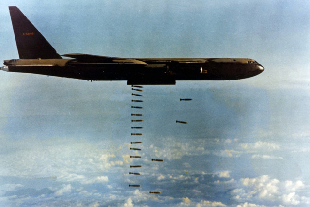
Một chiếc B-52D đang ném bom Việt Nam
