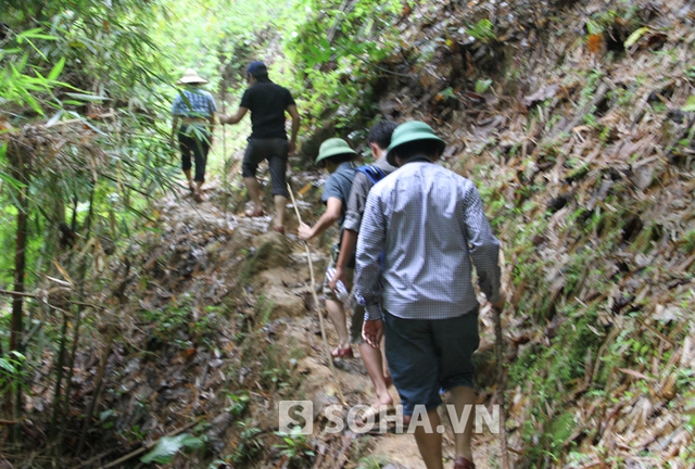 Sáng 20/7, PV cùng đoàn công tác ban chuyên án và trung tá Nguyễn Đức Hải - Phó Giám đốc Công an tỉnh Nghệ An trực tiếp vào lại hiện trường truy tìm vật chứng vụ án.