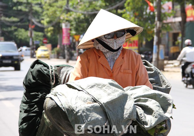 Để chống chọi lại được cái nắng nóng gay gắt này, mỗi lần đi ra đường, người dân lại phải “che chắn” cẩn thận với những chiếc áo nắng rộng thùng thình, khẩu trang, kính, mũ…