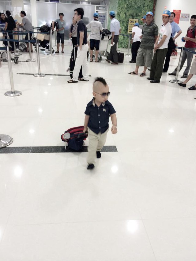 Sự tự tin và sành điệu của cậu nhóc hai tuổi thu hút sự chú ý của những người chung quanh khi Boy ở sân bay.