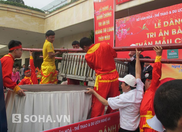 Việc đưa chiếc bánh siêu khủng này lên xe để rước cũng là công việc khá khó khăn vì bánh quá nặng.