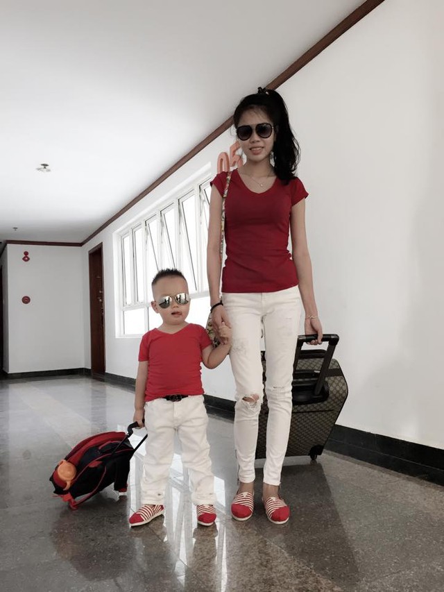 Để gắn bó, thân thiết với con trai, chị Nhung thường mặc đồ đôi với cậu bé.