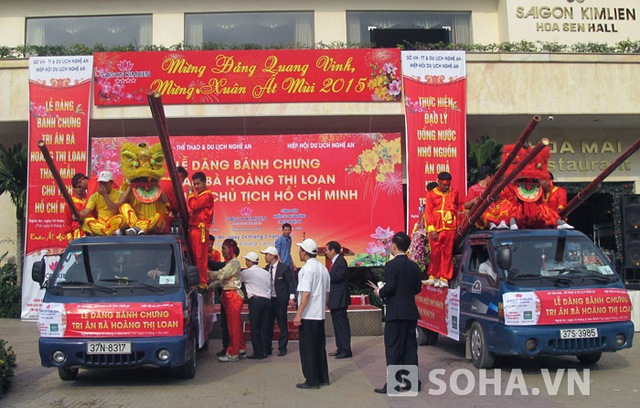 Sáng 24/2, sau khi trưng bày tại khách sạn Sài Gòn - Kim Liên, cặp bánh chưng “khủng” này được rước về khu mộ bà Hoàng Thị Loan trên núi Động Tranh (xã Nam Giang, Nam Đàn, Nghệ An).