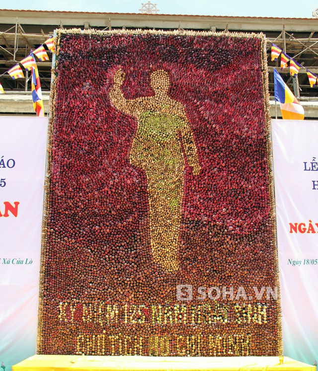 Bức tranh độc đáo bằng hoa sen này được làm ra mừng kỷ niệm 125 năm ngày sinh của Chủ tịch Hồ Chí Minh và kỷ niệm 25 năm ngày Bác được công nhận là danh nhân văn hóa thế giới.