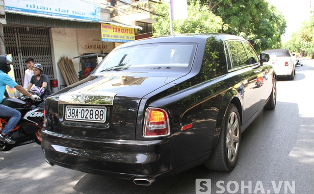 Chiếc xe Rolls-Royce của đại gia Lê Thạch tại Hà Tĩnh cũng có mặt tại đám cưới siêu sang này.