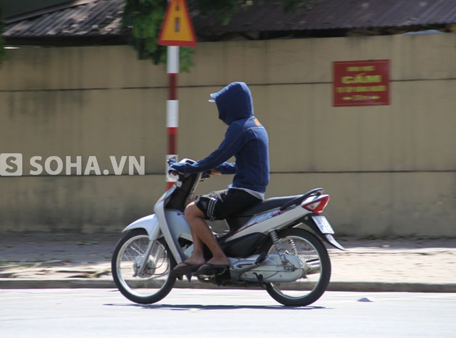 Nắng quá, thanh niên này phải ngồi lái xe kiểu mới.