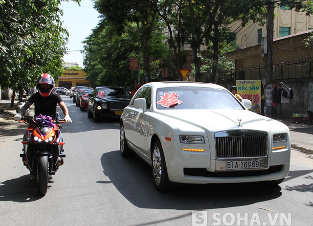 1 chiếc xe Rolls-Royce và chiếc xe Bentley đắt tiền.