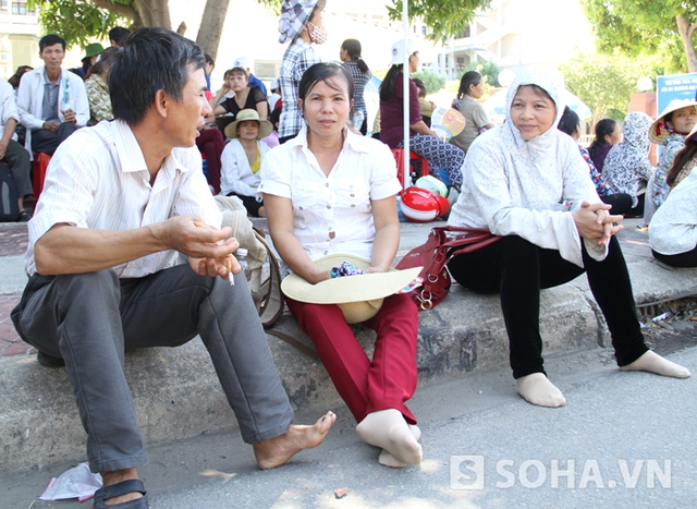 Trong khi nhiều phụ huynh khác phải ngồi ở vỉa hè để chờ đợi.