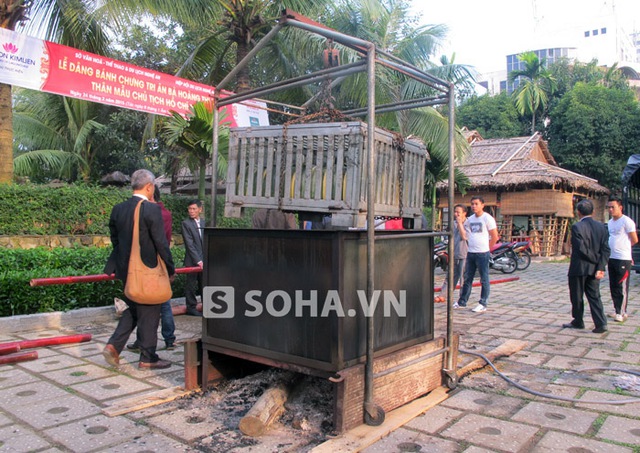 Để nấu chín cặp bánh chưng này, các nhân viên phải sử dụng chiếc khuôn tự hàn rất lớn, cùng chiếc nồi có chiều cao khoảng 1,5m.